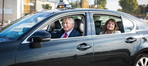 femme-a-l-interieur-d-un-taxi
