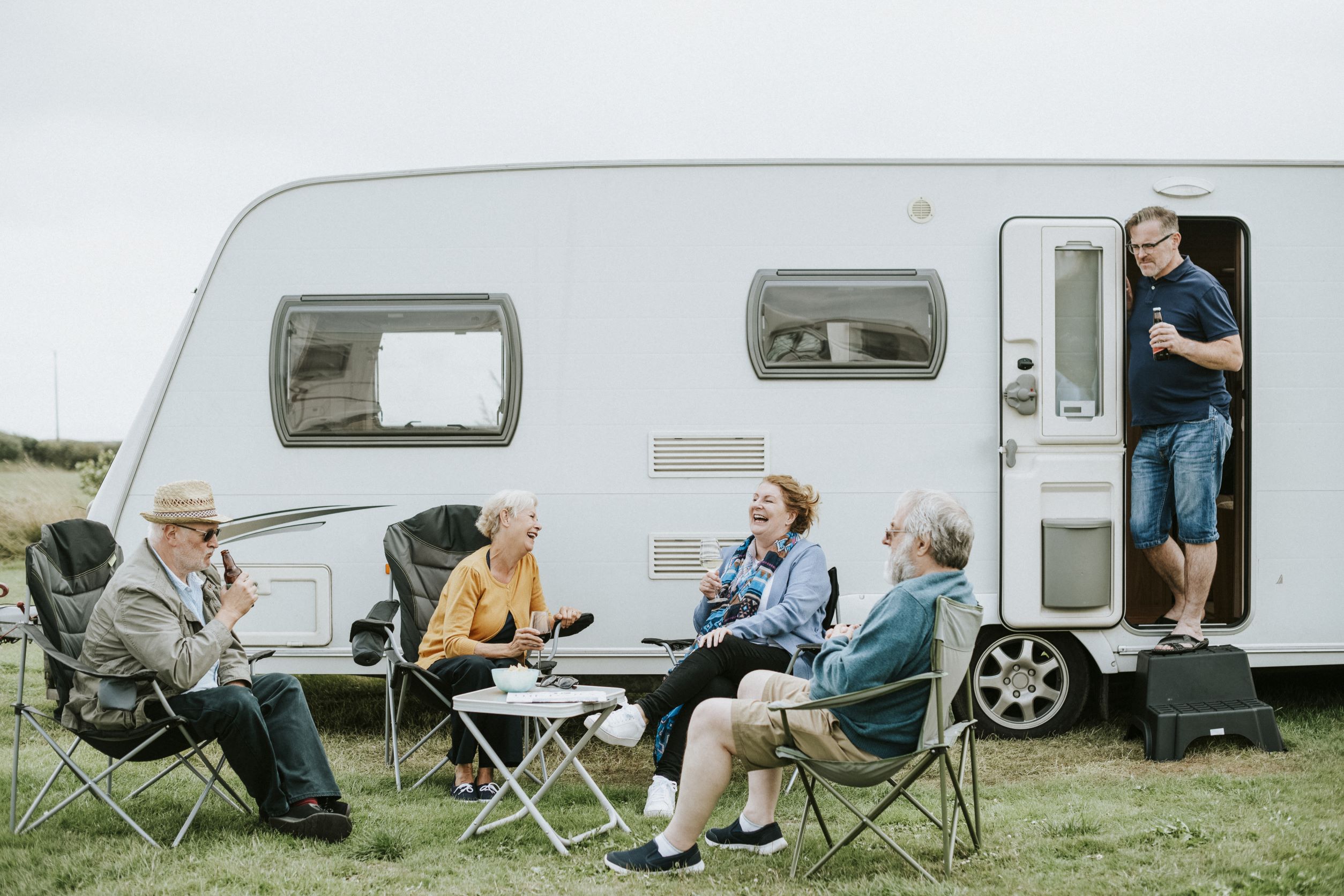 Groupe-de-voyageur-devant-camping-car