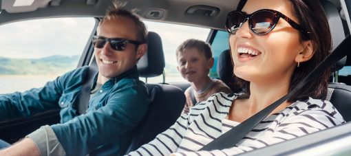 famille heureuse dans une voiture