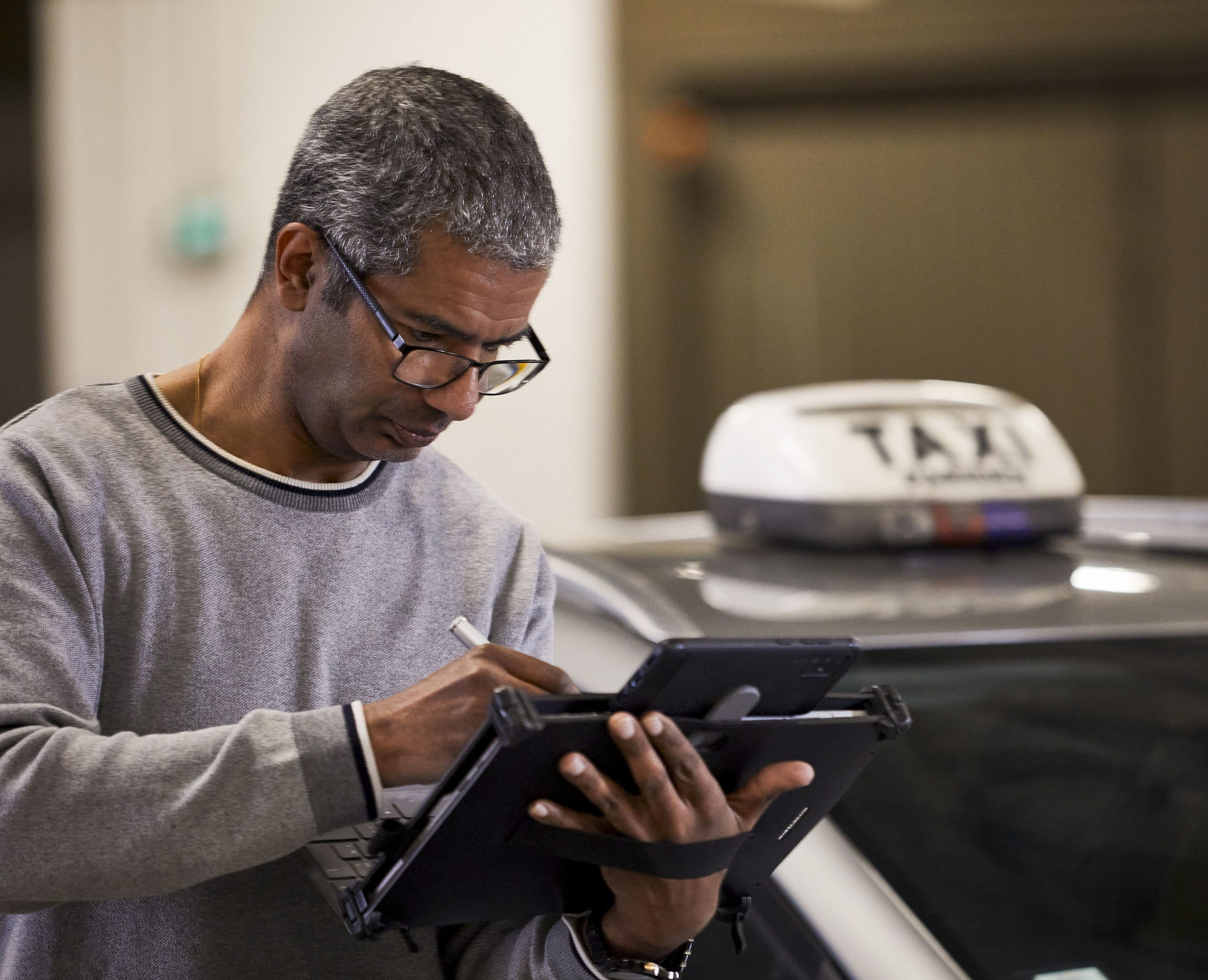 monsieur en train de faire une expertise auto