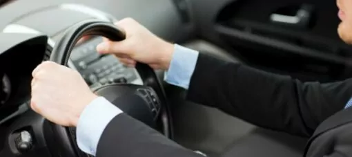 chauffeur-de-taxi-au-volant