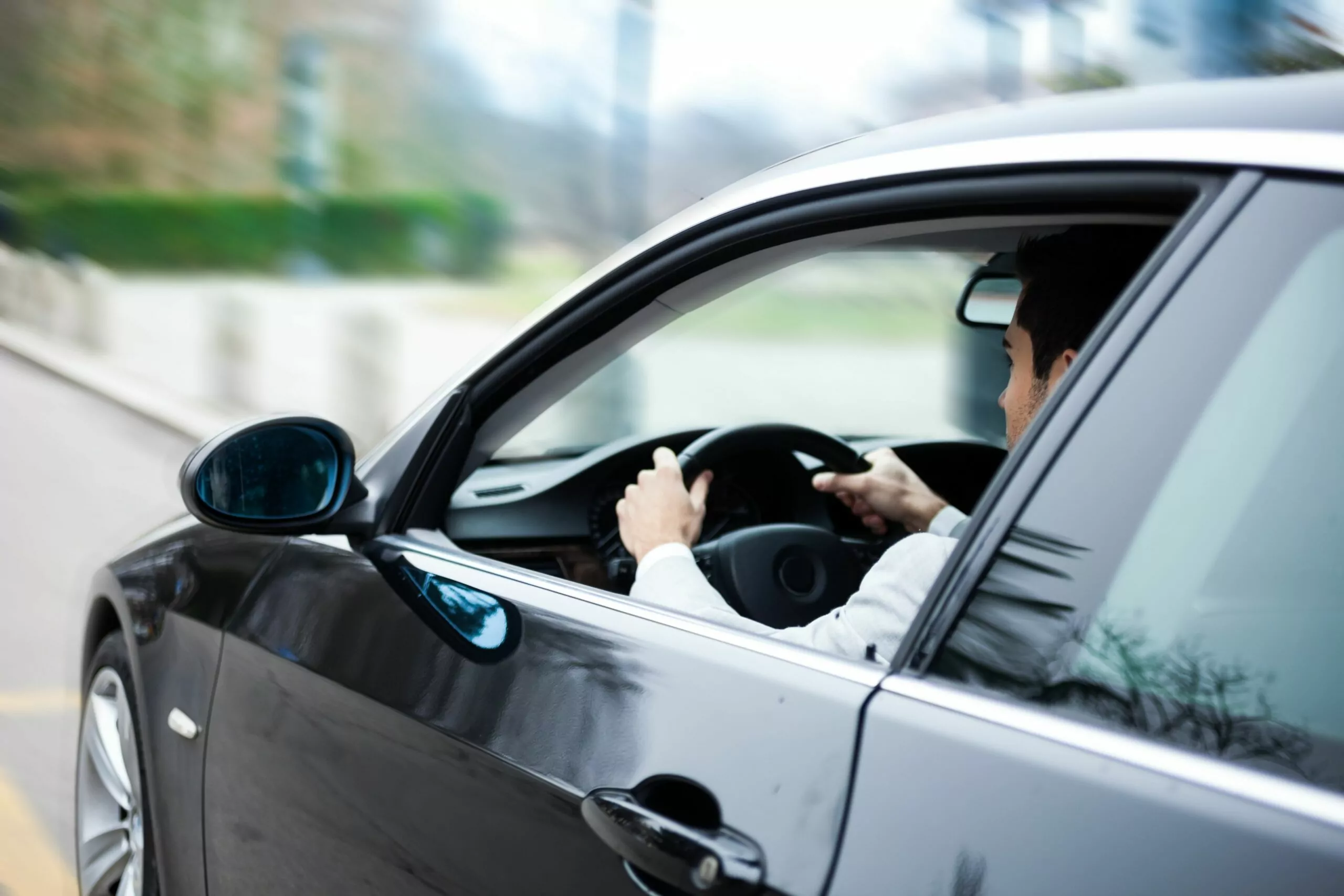 homme-conduite-voiture
