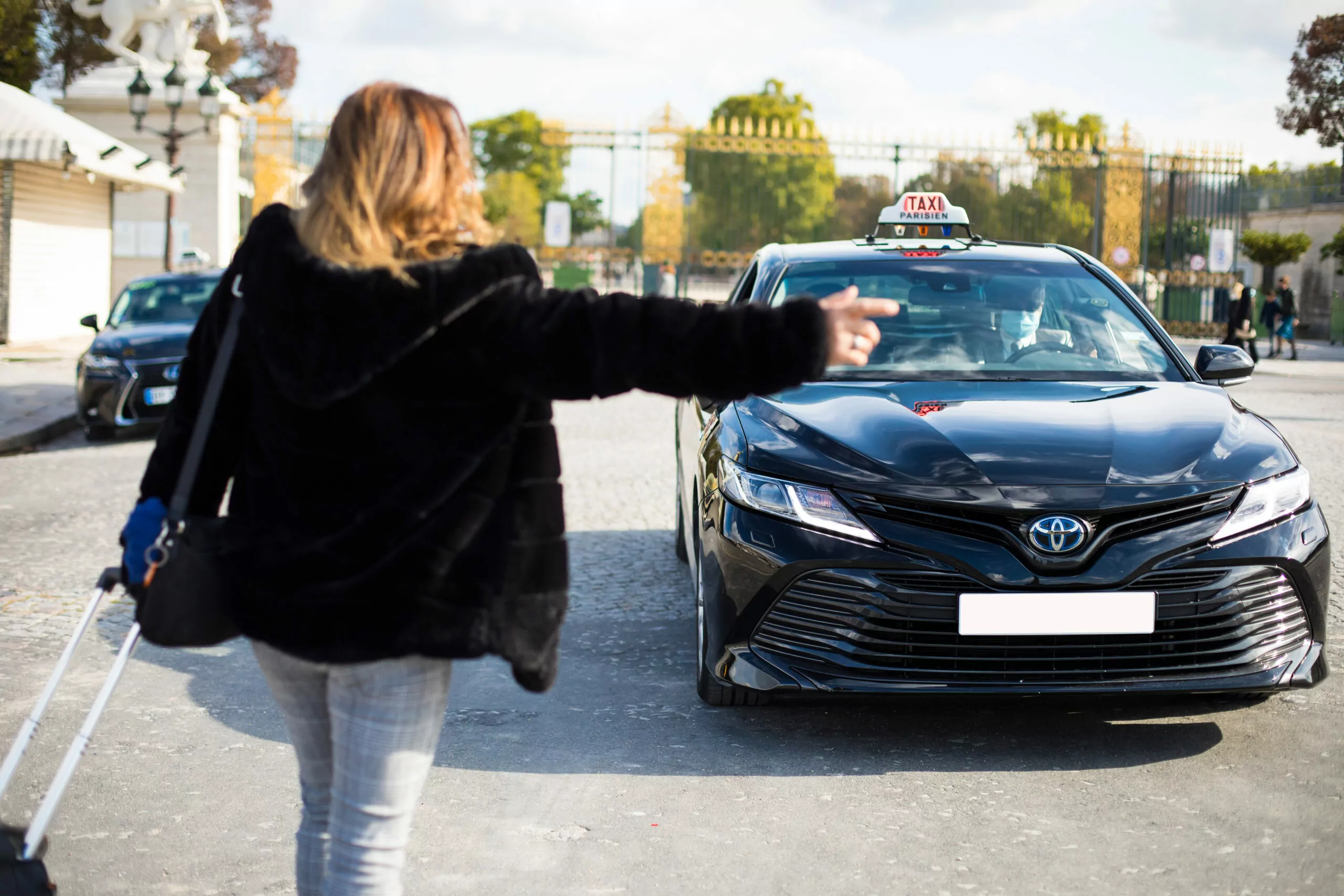 client-arretant-un-taxi