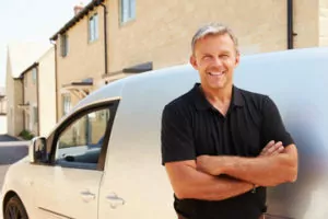 homme-souriant-utilitaire-auto-pro