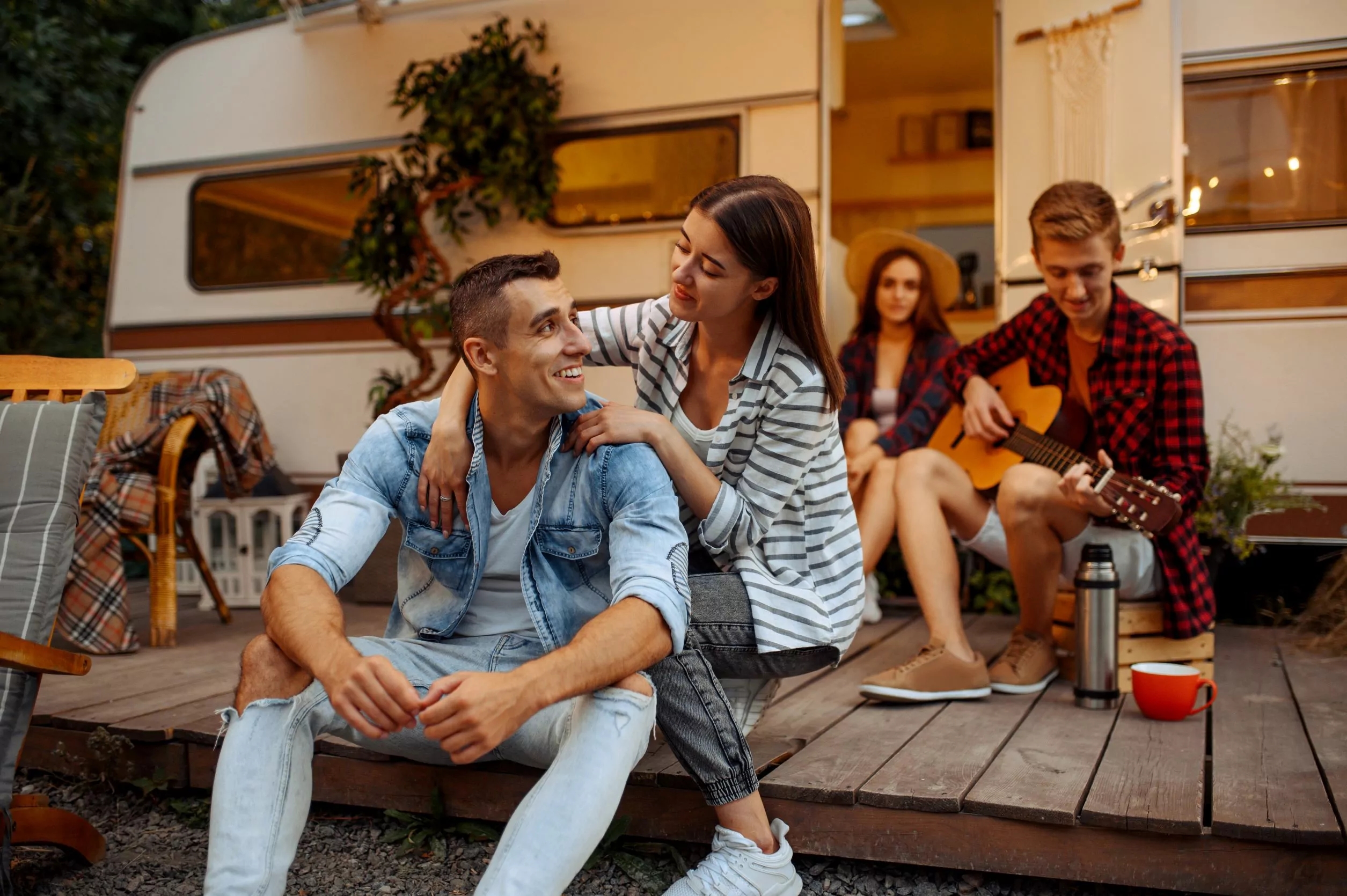 jeunes-en-escapade-devant-caravane