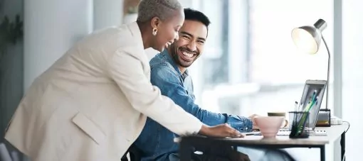 Hommes d’affaires, équipe et rire sur ordinateur portable au bureau pour planifier un projet heureux, des informations et de la collaboration. Homme, femme et diversité d’employés